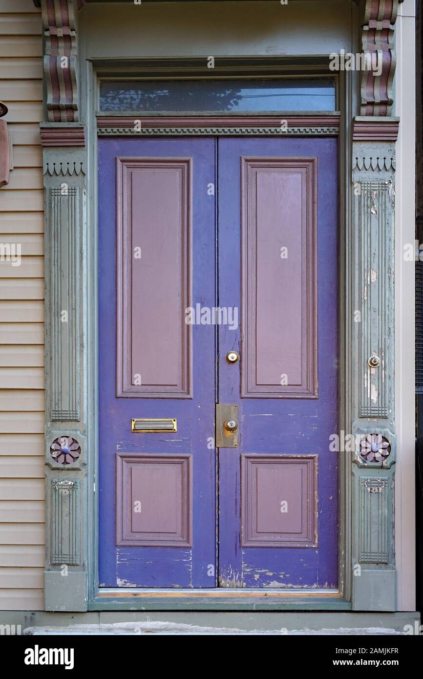 ancienne porte double en bois avec sculpture en bois élaborée et peinture peeling Banque D'Images