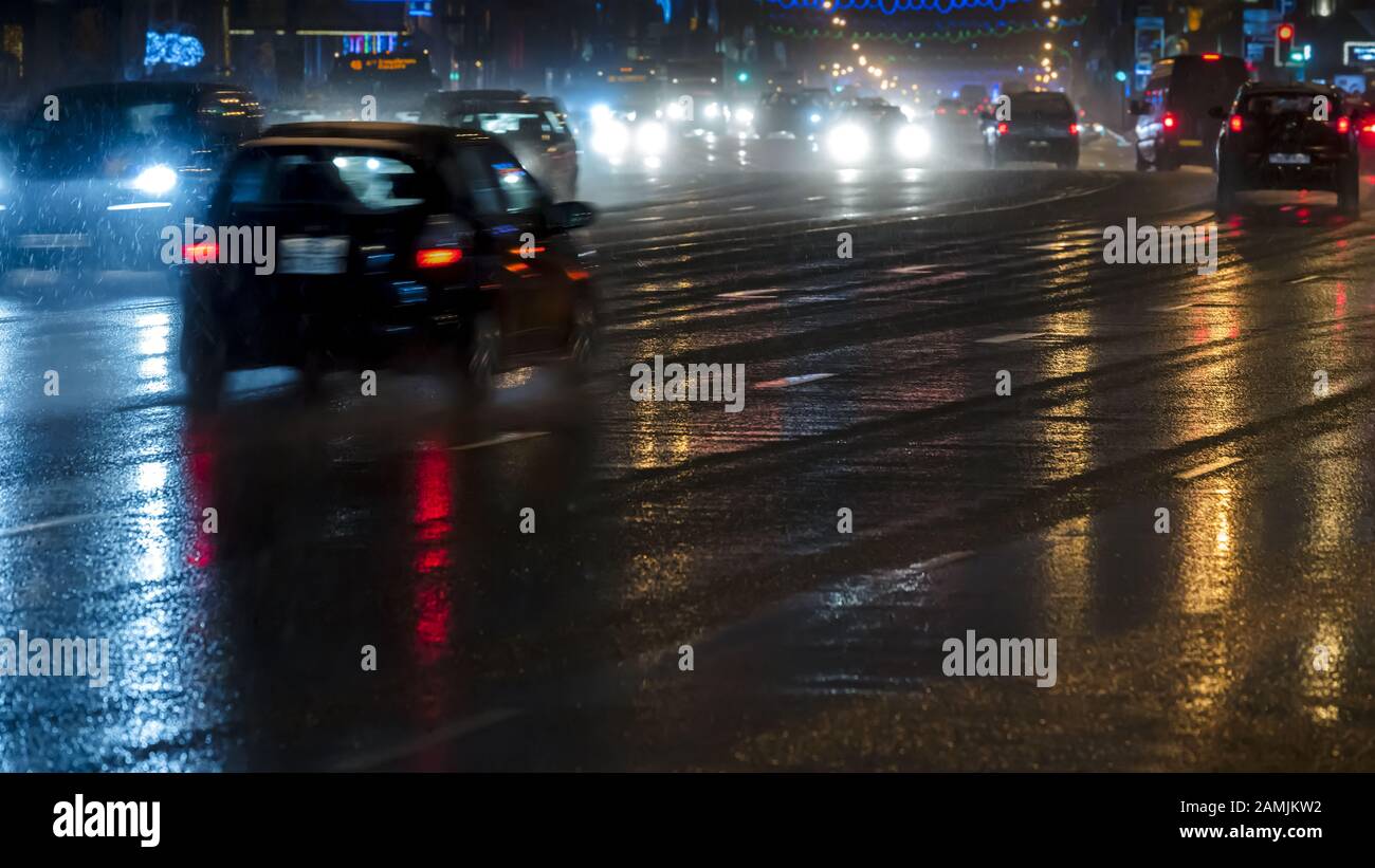 la circulation de la voiture la nuit dans la rue. la nuit des pluies dans la grande ville Banque D'Images