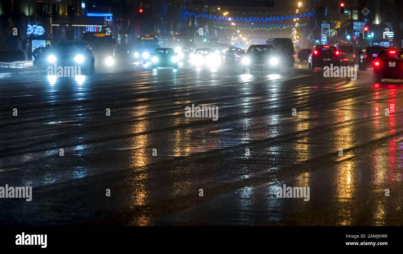 Une circulation routière d'une heure de pointe dans la rue de nuit après de fortes pluies dans la ville de Minsk, en Biélorussie Banque D'Images