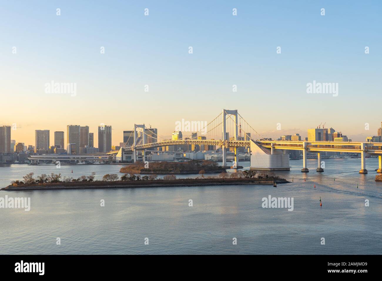 Tokyo avec vue sur le pont Rainbow au Japon. Banque D'Images