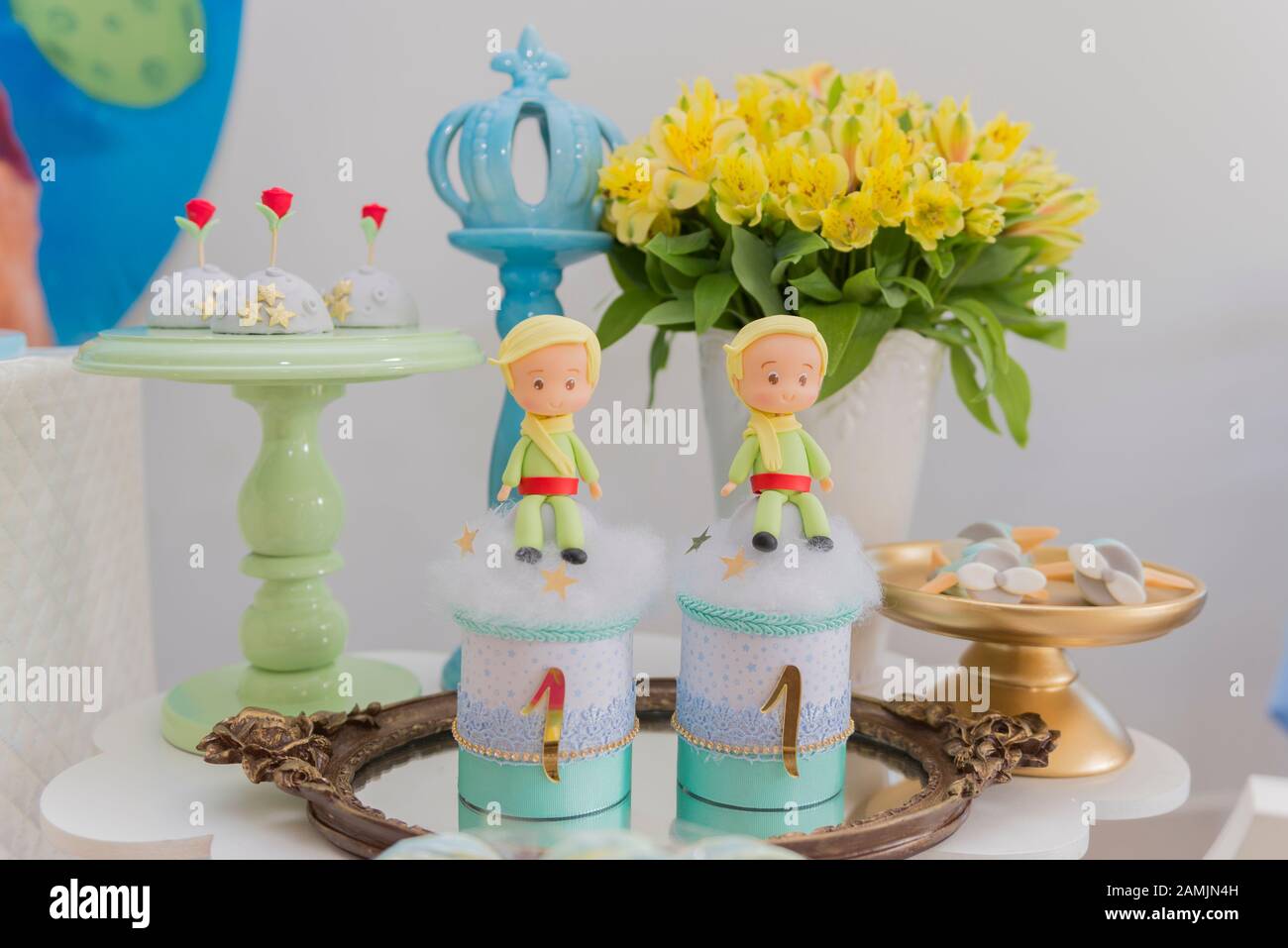 Enfants Anniversaire Fete Decoration Bonbons Personnalises Fete A Theme Little Prince Table Decoree Pour La Celebration De L Anniversaire De L Enfant Vue Rapprochee De La Decoration Par Photo Stock Alamy