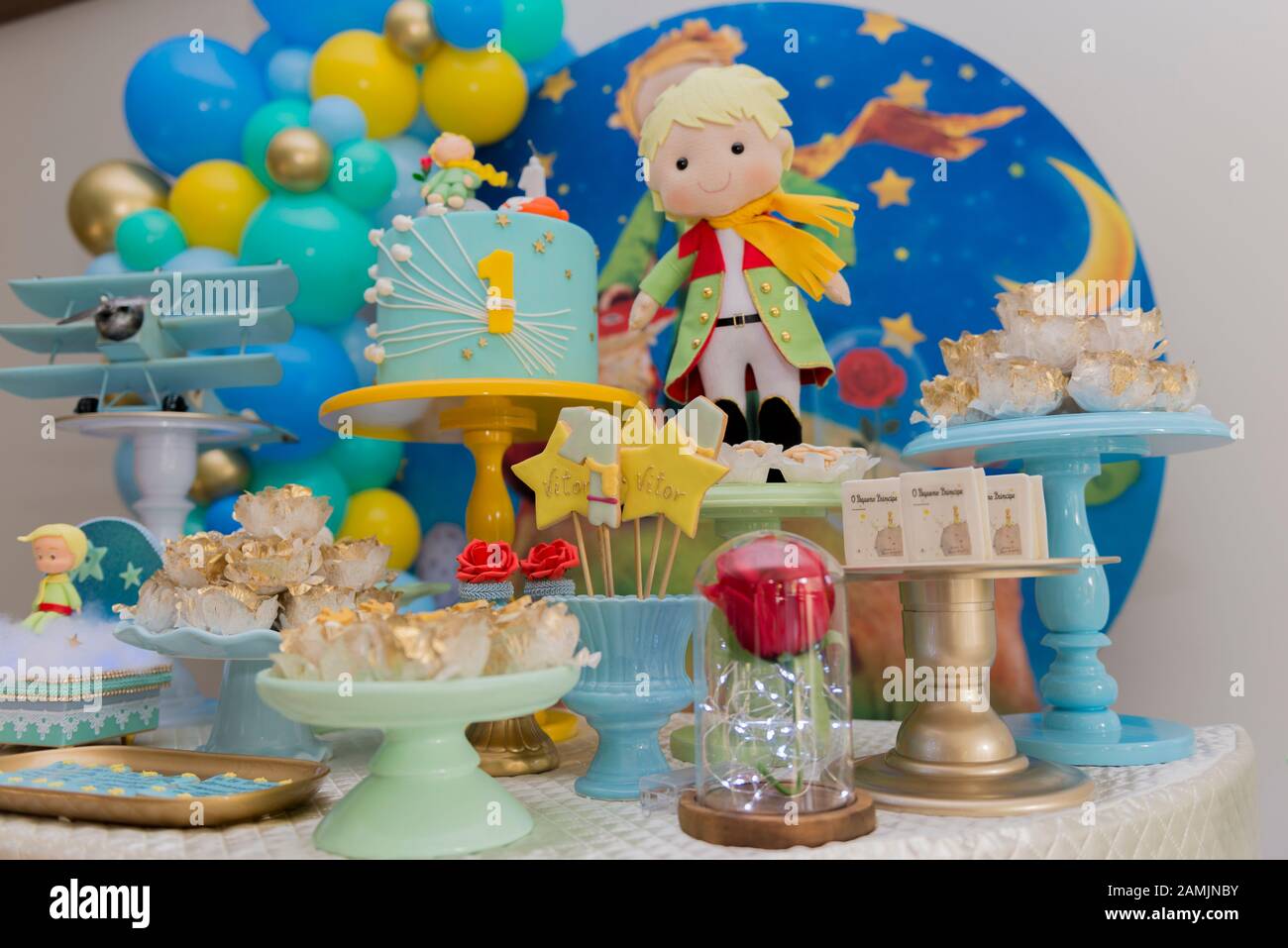 Table Douce Et Grand Gateau Pour Le Premier Anniversaire Bar A Bonbons Avec Beaucoup De Bonbons