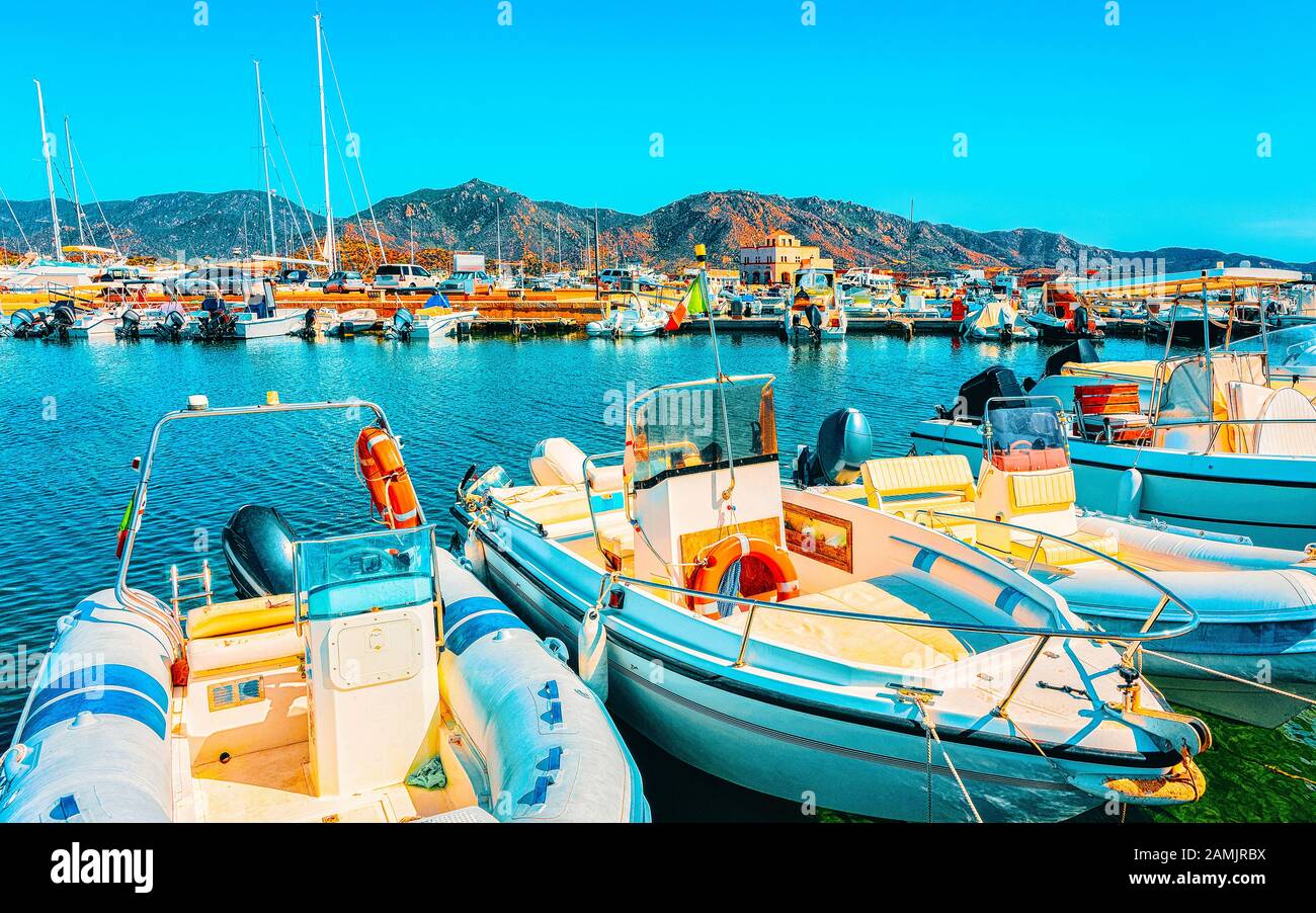 Bateaux à Villasimius Marina en mer Méditerranée Sardaigne Island Reflex Banque D'Images