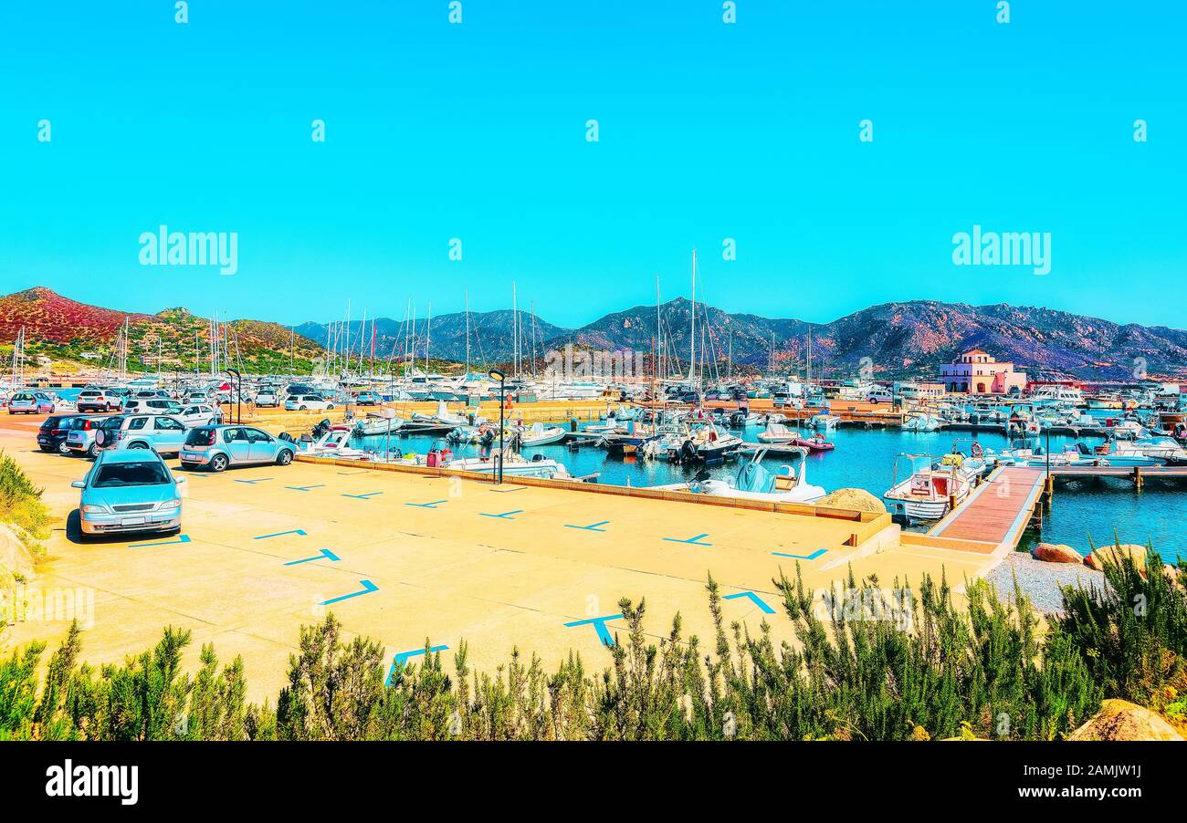 Bateaux à Villasimius Marina et Mer méditerranée Sardaigne Island Italie réflexe Banque D'Images