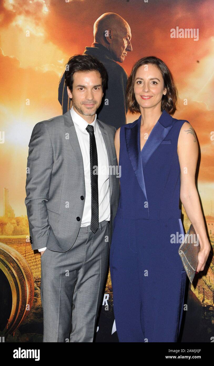 Los Angeles Californie 13 Janvier Santiago Cabrera Anna Marcea Aux Arrivees De Star Trek Picard Series Premiere Sur Cbs All Access Arclight Cinemas Cinerama Dome Hollywood Los Angeles Ca 13