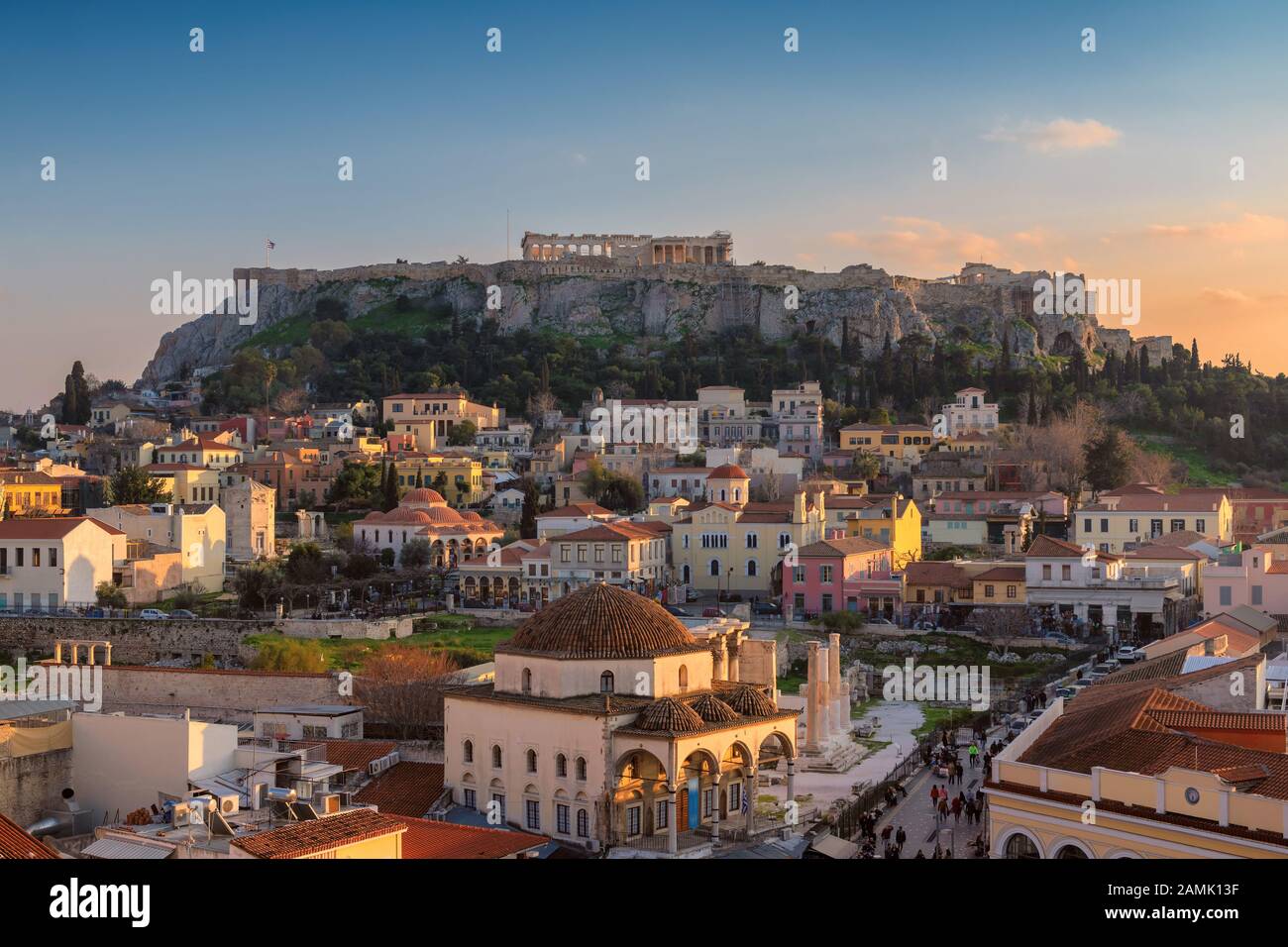 La vieille ville d'Athènes et la colline de l'Acropole au coucher du soleil Banque D'Images