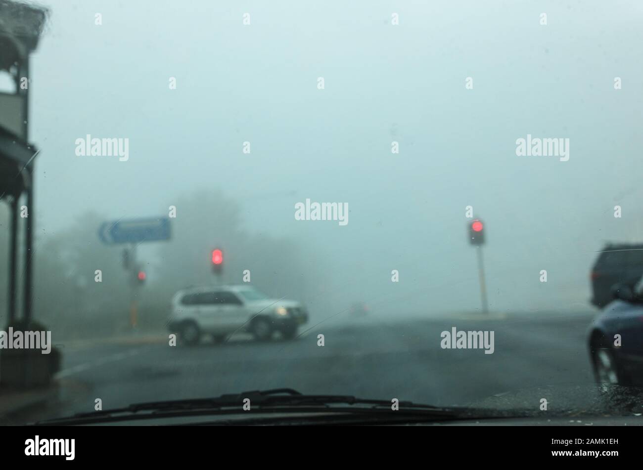 Point de vue du conducteur, la conduite la brume Banque D'Images