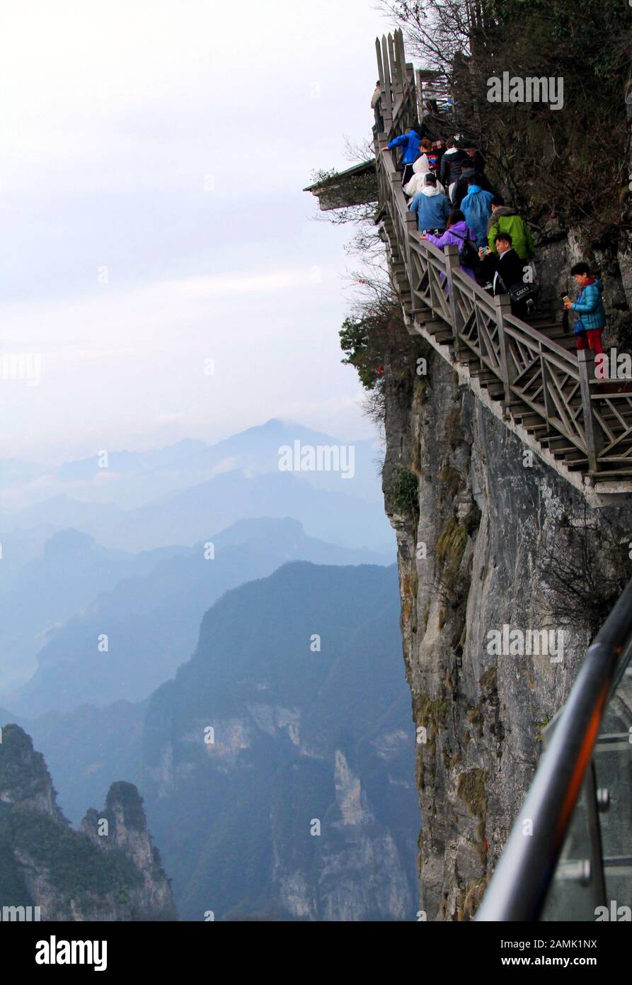 Hunan, Hunan, Chine. 14 janvier 2020. Hunan, LES montagnes CHINA-Tianshan, nommées pour la grotte naturelle de Wonder Tianmen, sont la plus haute montagne du district de Rongding, Zhangjiajie, province de Hunan, 13 janvier 2020.la montagne Tianmen a remporté l'Oscar du tourisme en Chine en 2019.Les Visiteurs peuvent prendre la plus longue ropoway du monde pour traverser les nuages, Pour découvrir les merveilles époustouflantes de la mer des nuages, et pour découvrir la légendaire grotte de Tianmen, la plus haute grotte naturelle du monde, la passerelle en verre située sur les falaises, et l'incroyable avenue Tongtian et la route sinueuse de montagne. (Image De Crédit : © Sipa Asia Banque D'Images