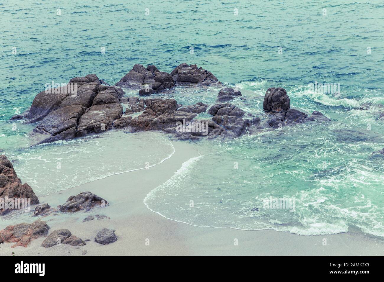 paysage de petites vagues se brisant sur la plage de sable Banque D'Images