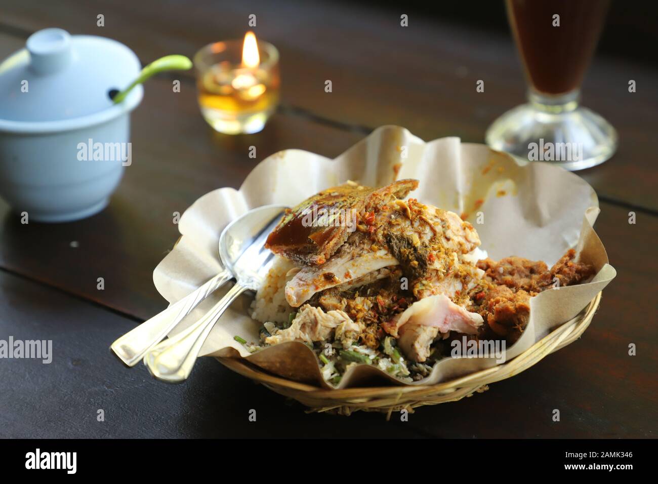 Nasi Campur Babi Guling. Plat de riz balinais de rôti de porc aux légumes Porc et autres plats d'accompagnement. Banque D'Images