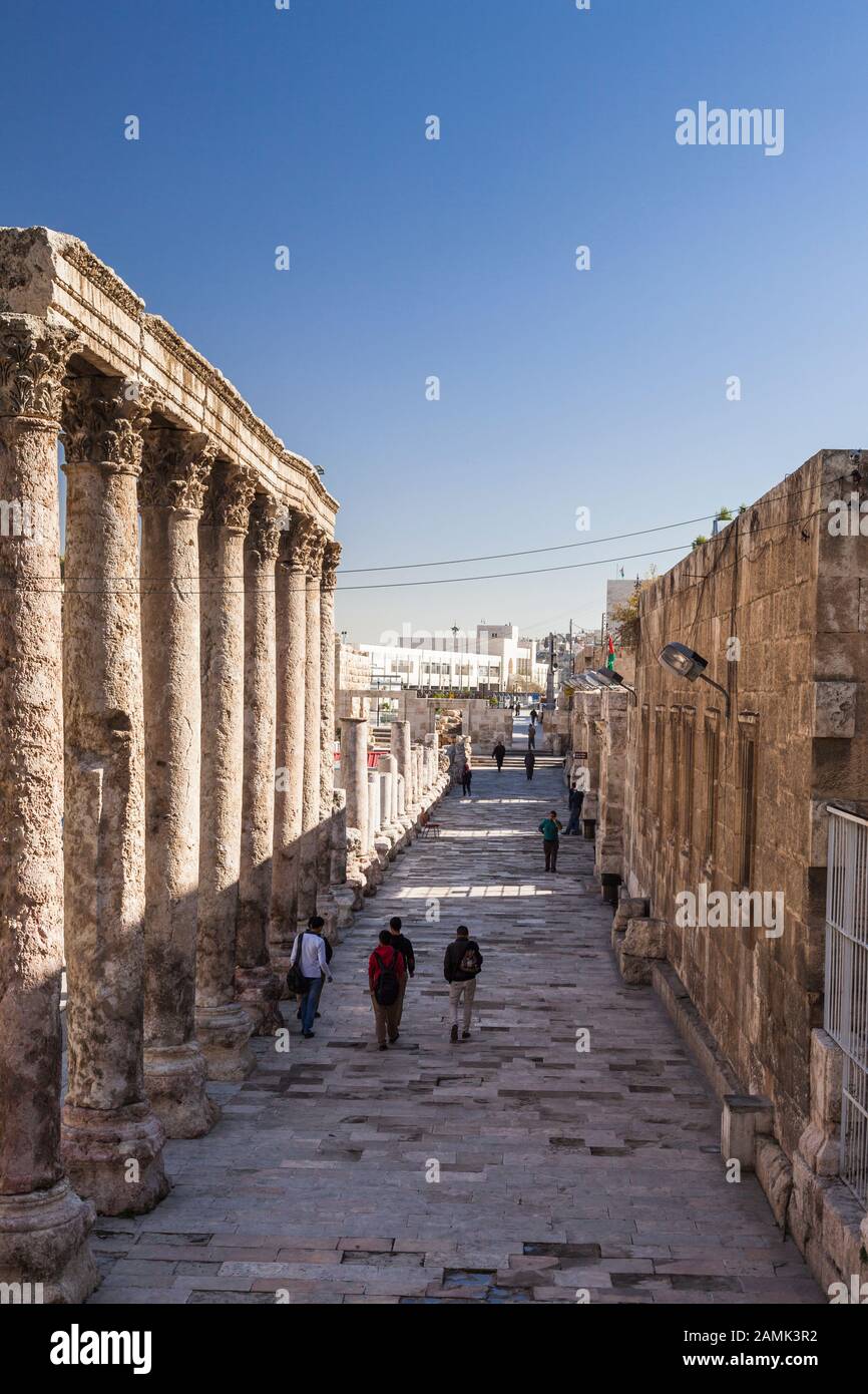 Colonnade, près de Théâtre romain d'Amman, au centre-ville, ville capitale, Amman, Jordanie, Moyen-Orient, Asie Banque D'Images