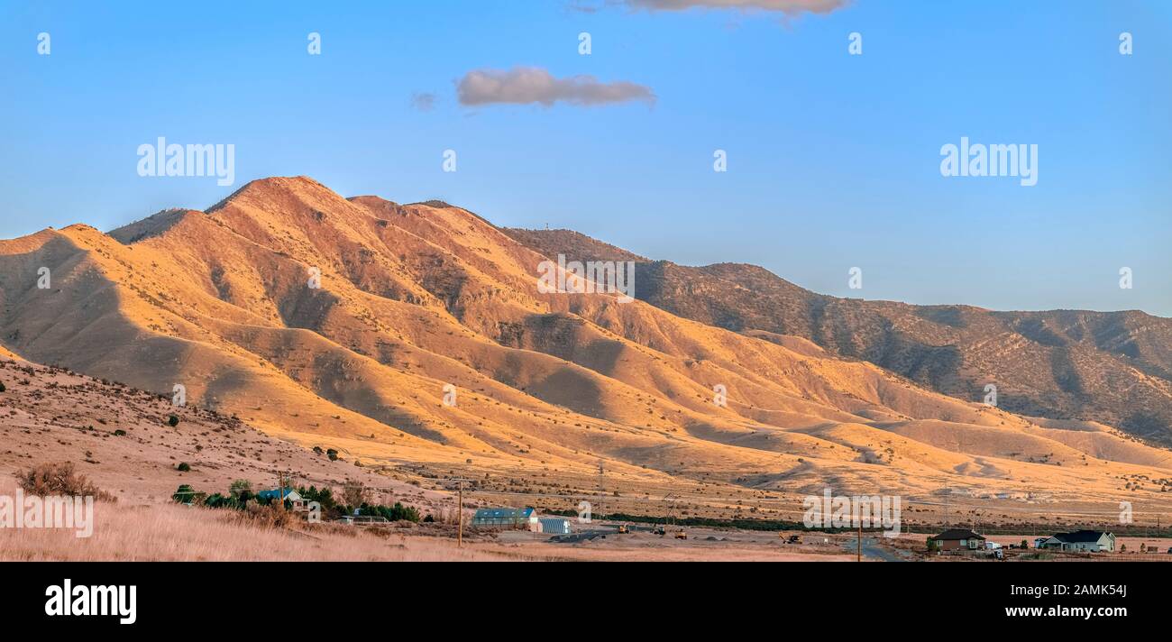 Montagnes le long de la vallée de l'Utah en lumière dorée Banque D'Images