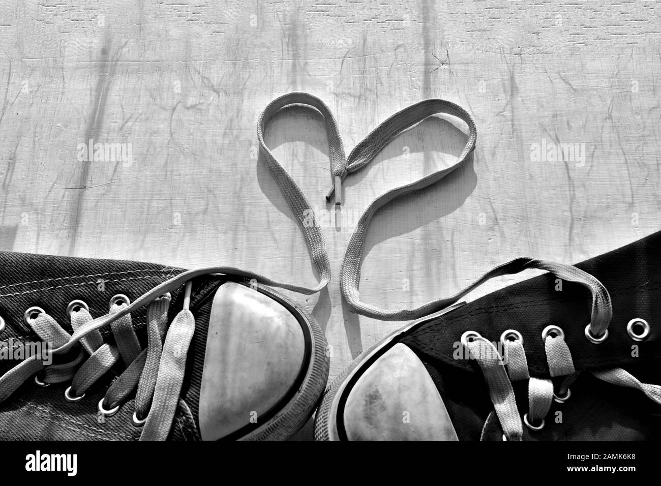 Concept original de Saint-Valentin avec baskets rouges et bleues/ signe coeur/ concept Prêt pour l'amour Banque D'Images