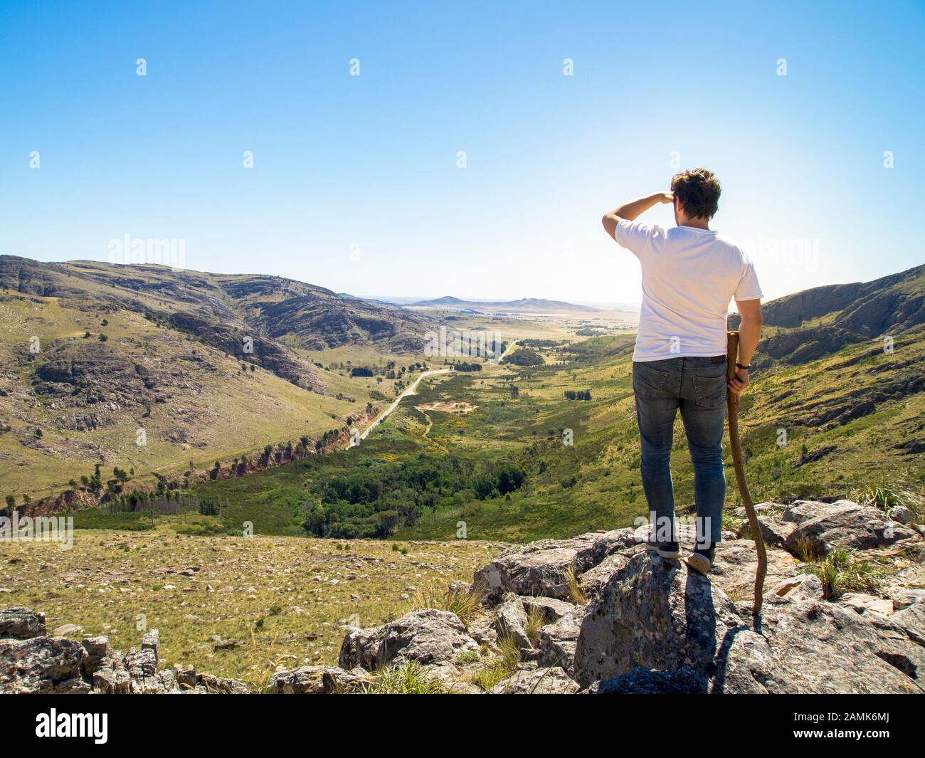 Jeune randonneur regardant la vue à Cerro Bahía Blanca, Sierra de la Ventana, Buenos Aires, Argentine. Banque D'Images