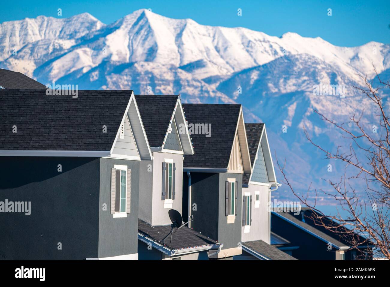 Maisons contre les montagnes enneigées dans l'Utah, aux États-Unis Banque D'Images