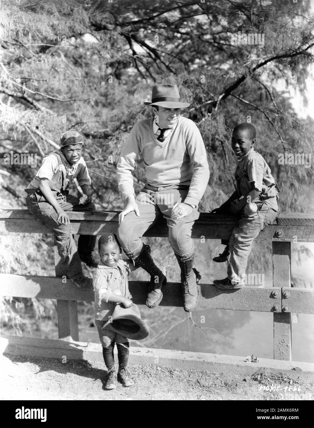 Le directeur DE KING-BAY avec trois enfants interprètes sur place Candid filmant HALLELUJAH 1929 Metro Goldwyn Mayer Banque D'Images