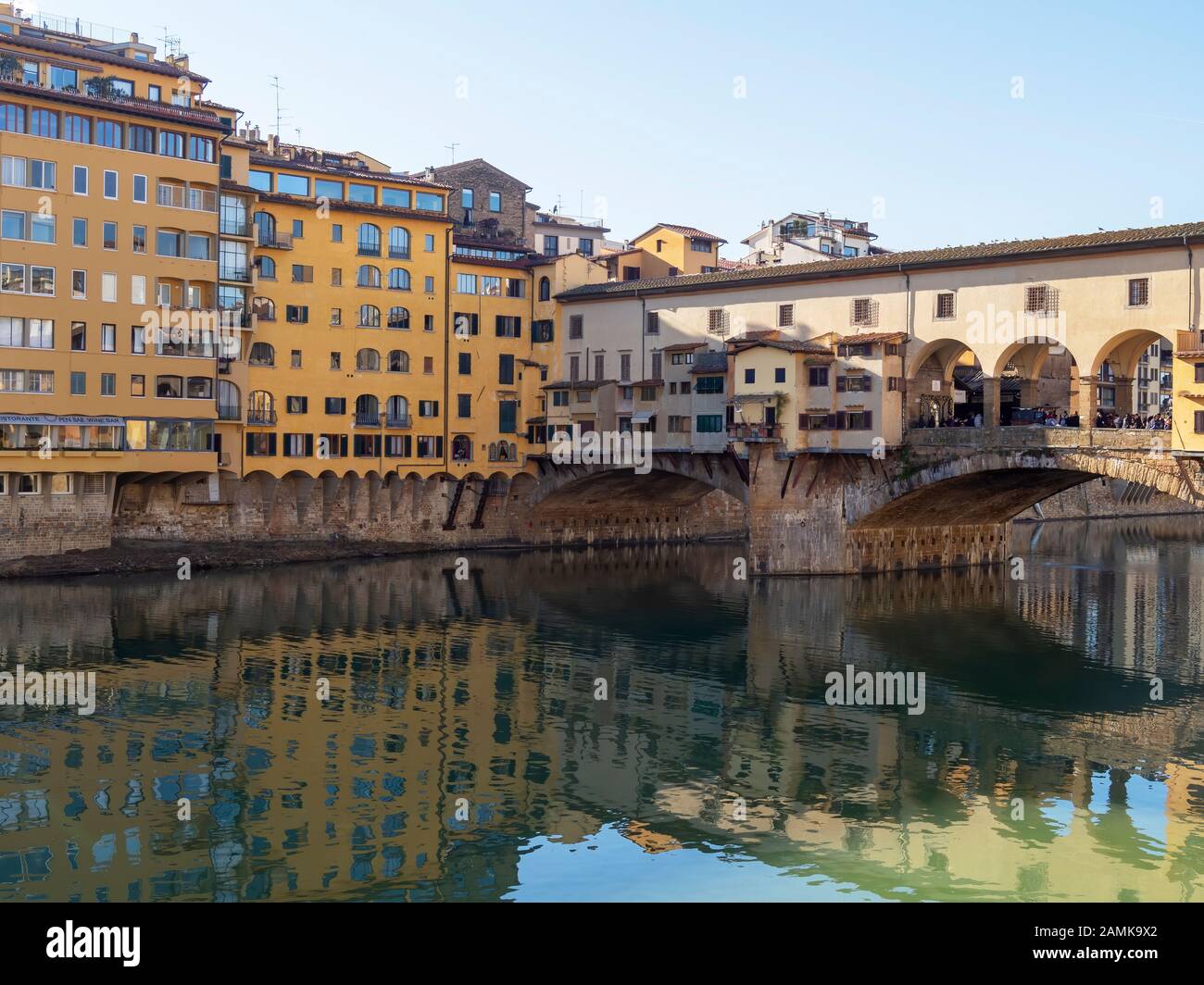 Florence, ITALIE, 6 janvier 2020: Le fleuve Arno en hiver soleil. Pont Ponte Santa Trinita donnant sur San Frediano dans l'église de Cestello dans le Banque D'Images