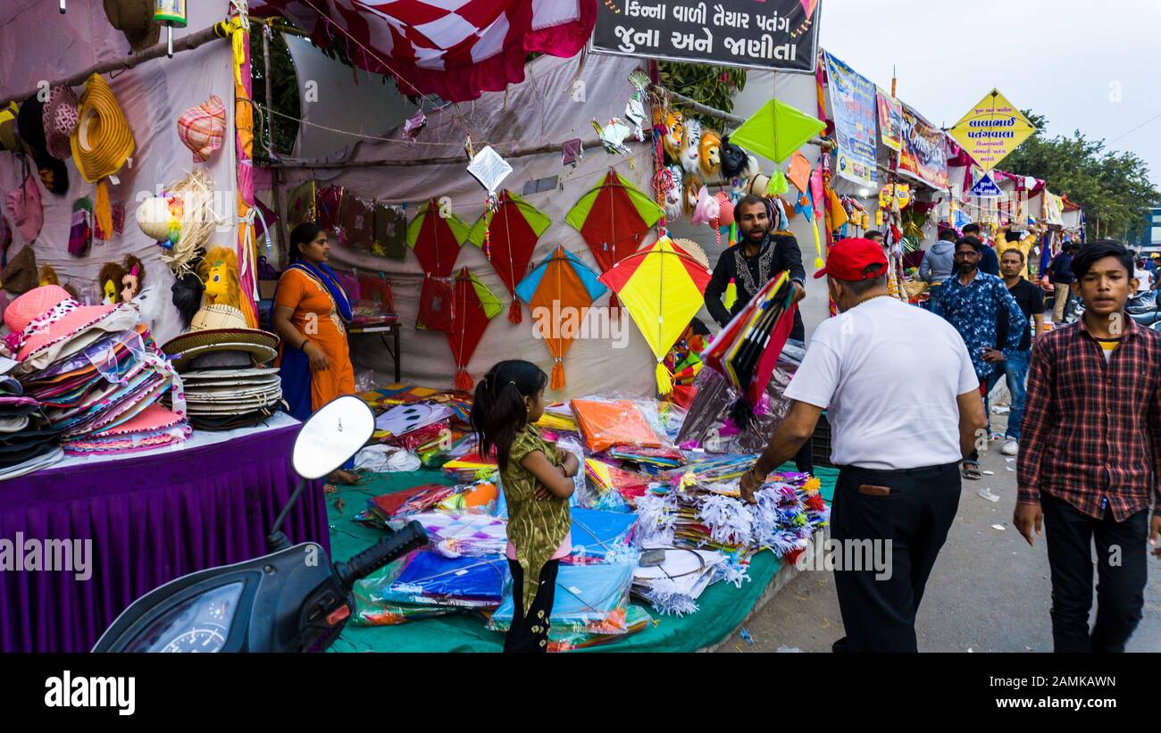 Patang(kite) en décrochage Patang(kite) juste. Les personnes qui achètent, pipuda firki patang, masque, de Makar sankranti. Il est également appelé comme Uttarayan. Banque D'Images