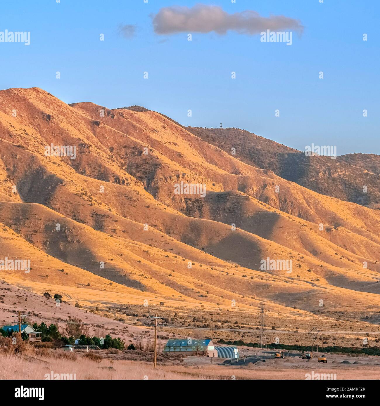 Montagnes carrées le long de la vallée de l'Utah en lumière dorée Banque D'Images