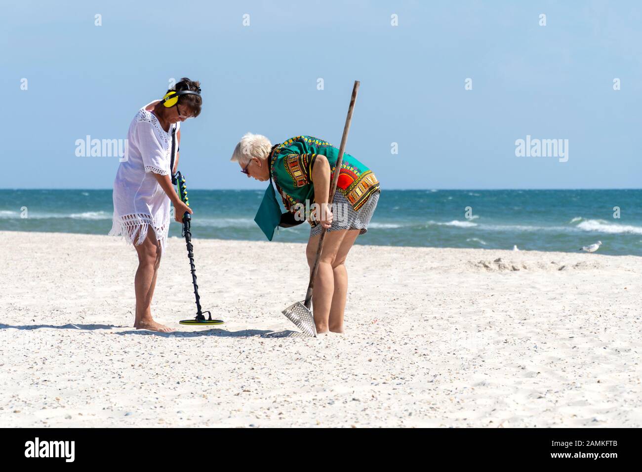 09 10 2019 Lazurne Ukraine Deux Droles Les Femmes D Age Moyen A L Or Sur La Plage En Utilisant Le Detecteur De Metal Photo Stock Alamy