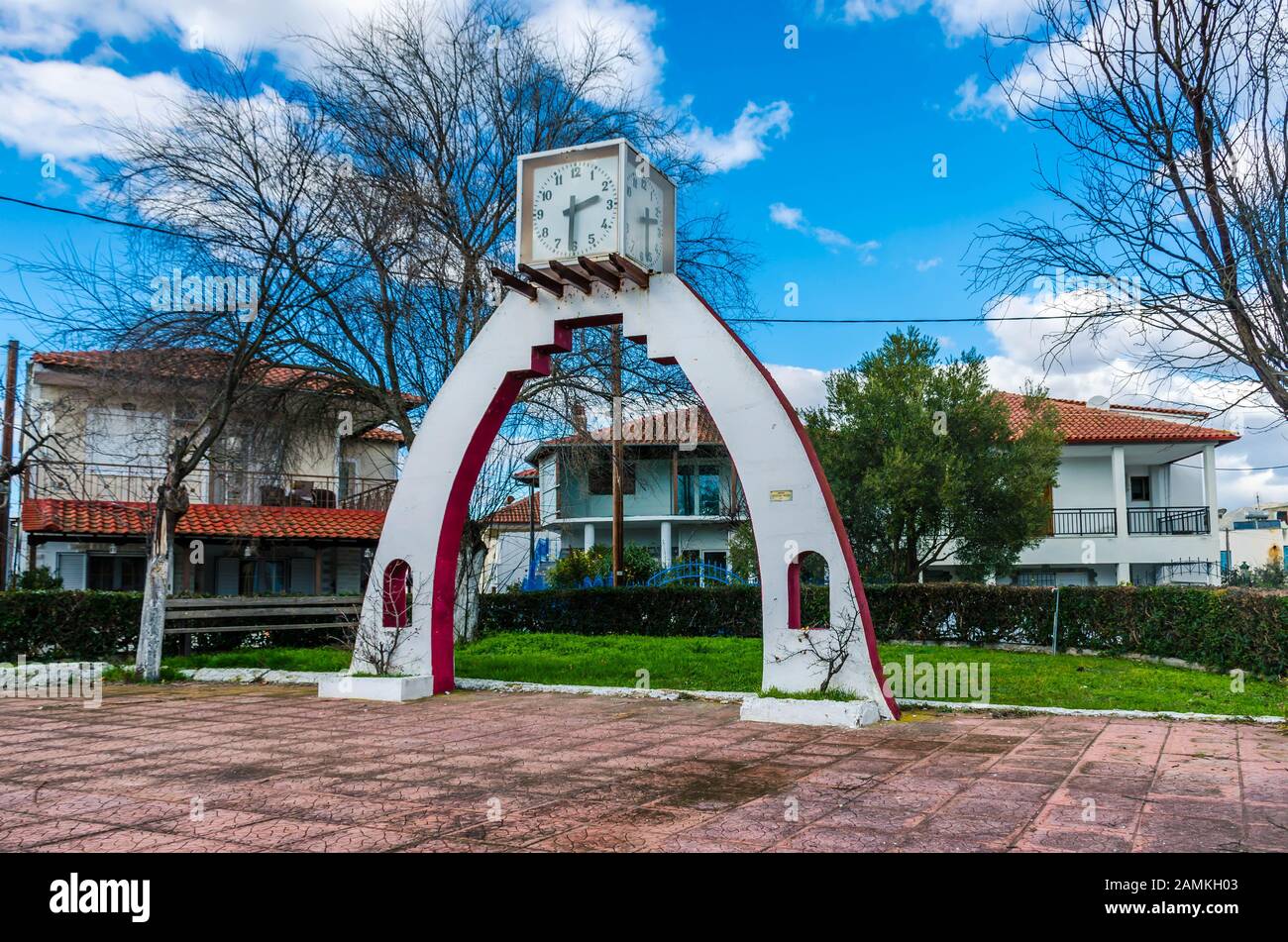 La place centrale de Neraida avec l'horloge caractéristique sur l'arche. Banque D'Images