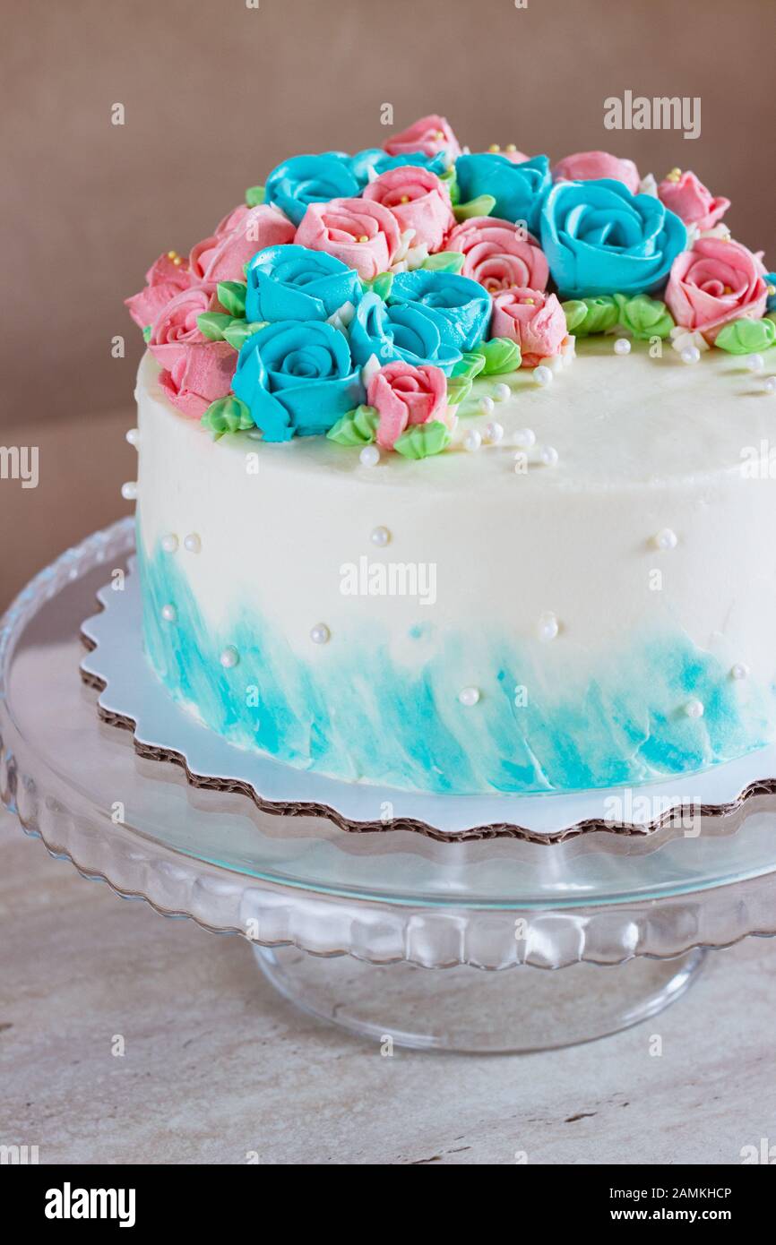 Joyeux Anniversaire Avec Partie De La Decoration De Fleurs Roses Des Gateaux Des Ballons Des Cadeaux Et Des Bougies Photo Stock Alamy Joyeux Anniversaire Avec Partie De La Decoration De Fleurs Roses Des Gateaux Des Ballons Des Cadeaux Et Des Bougies Photo Stock Alamy