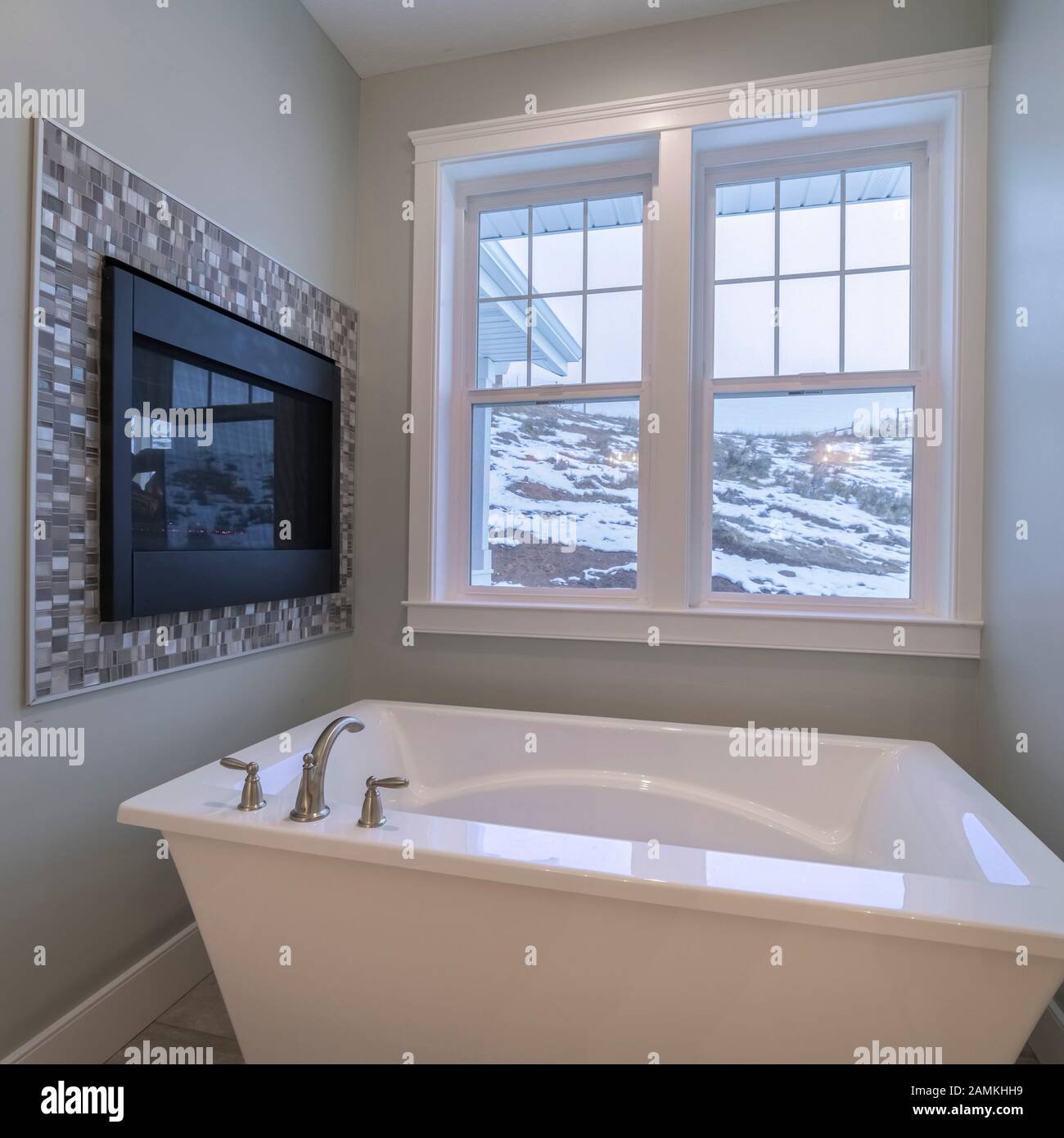 Petite baignoire carrée compacte dans une salle de bains moderne Photo  Stock - Alamy