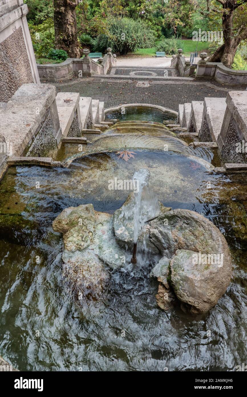 Fontaine cascade dans le jardin botanique de Trastevere, Rome Italie Banque D'Images