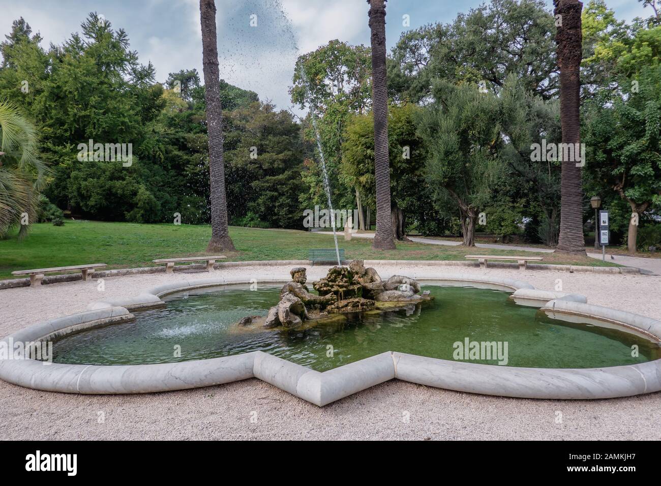 Fontaine cascade dans le jardin botanique de Trastevere, Rome Italie Banque D'Images