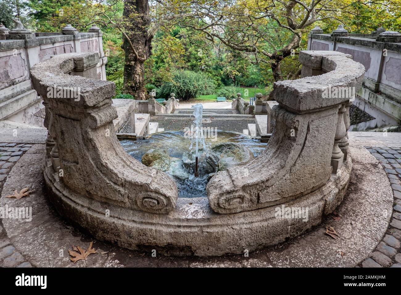 Fontaine cascade dans le jardin botanique de Trastevere, Rome Italie Banque D'Images