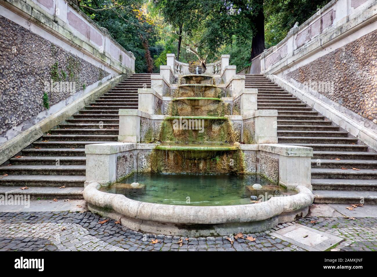 Fontaine cascade dans le jardin botanique de Trastevere, Rome Italie Banque D'Images