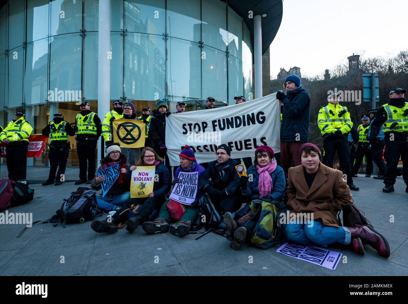 Leith Street, Édimbourg, Écosse, Royaume-Uni, 14 janvier 2020. Rébellion d'extinction : partie de la campagne d'une semaine d'action contre les entreprises de l'industrie des combustibles fossiles. Les militants de l'entreprise financière cible Baillie Gifford de avant l'aube, qui gèrent les fonds de pension MSP qui comprend des actions de la compagnie pétrolière Shell. Il y a une grande présence de la police pour maintenir la situation afin Banque D'Images