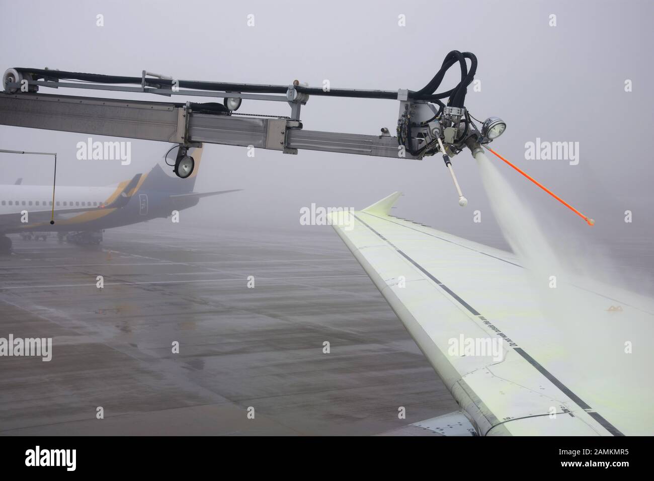 L'avion est en train d'être préparé pour le vol. L'aile est pulvérisée par un liquide spécial pour éviter le givrage par temps froid. Banque D'Images