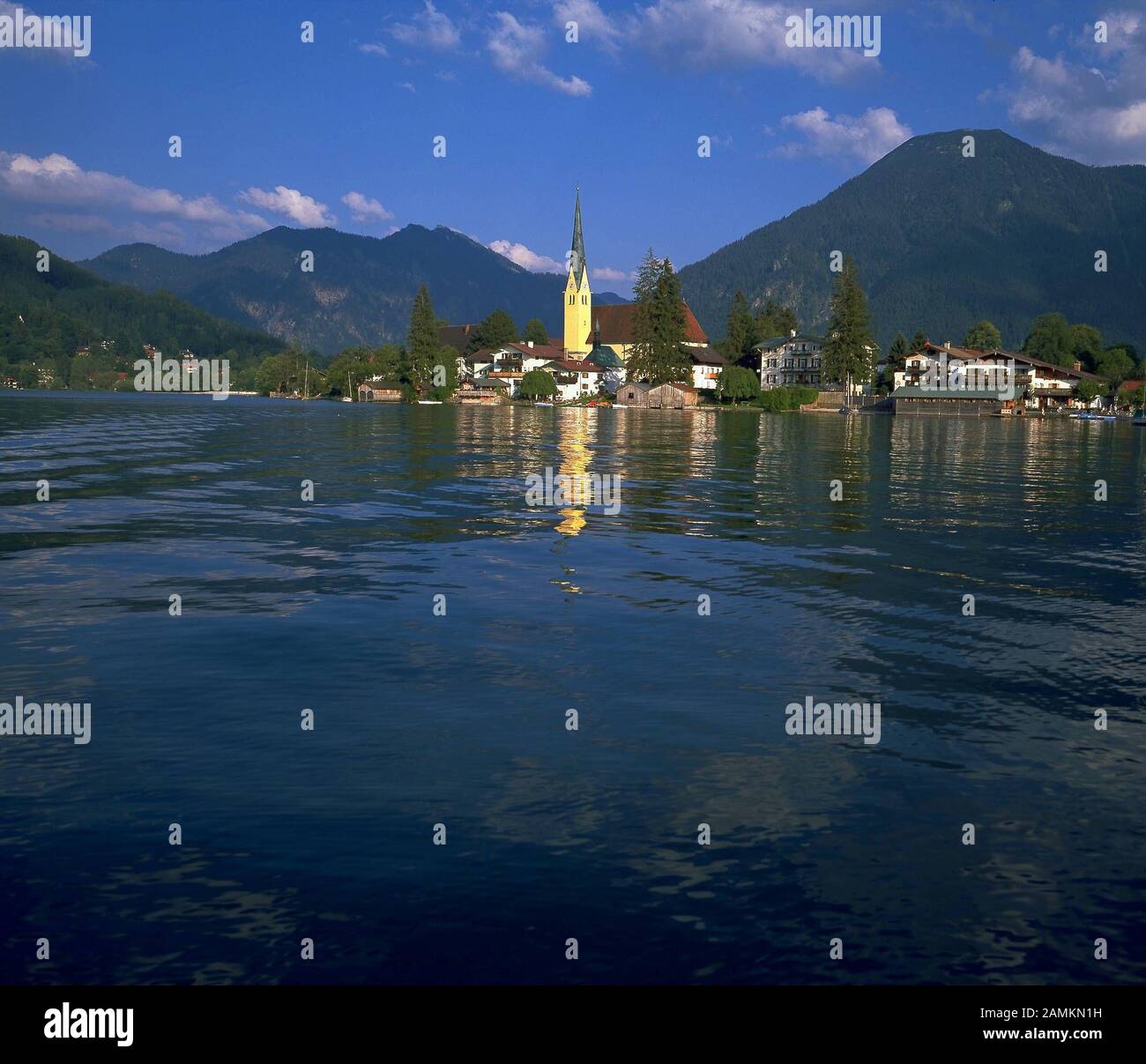 Vue sur le Tegernsee jusqu'à Rottach-Egern et Wallberg en arrière-plan. [traduction automatique] Banque D'Images