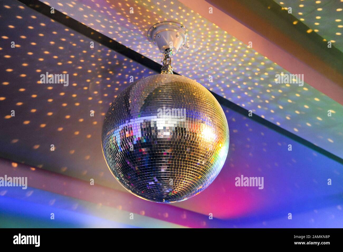 Plafond éclairé avec boule de miroir, pris au Gastro nouvel an 2009 / 2010 au café Reitschule à Munich. [traduction automatique] Banque D'Images