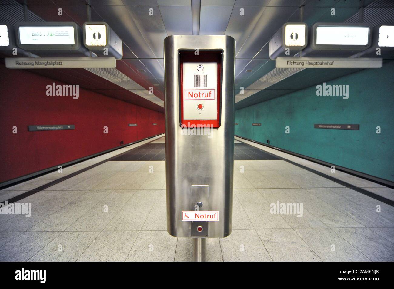 Point d'appel d'urgence à la station de métro Wettersteinplatz. [traduction automatique] Banque D'Images