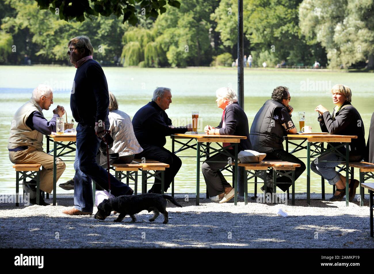 Visiteurs au café de la bière 'Seehaus' sur Kleinhesseloher See dans le jardin anglais. [traduction automatique] Banque D'Images