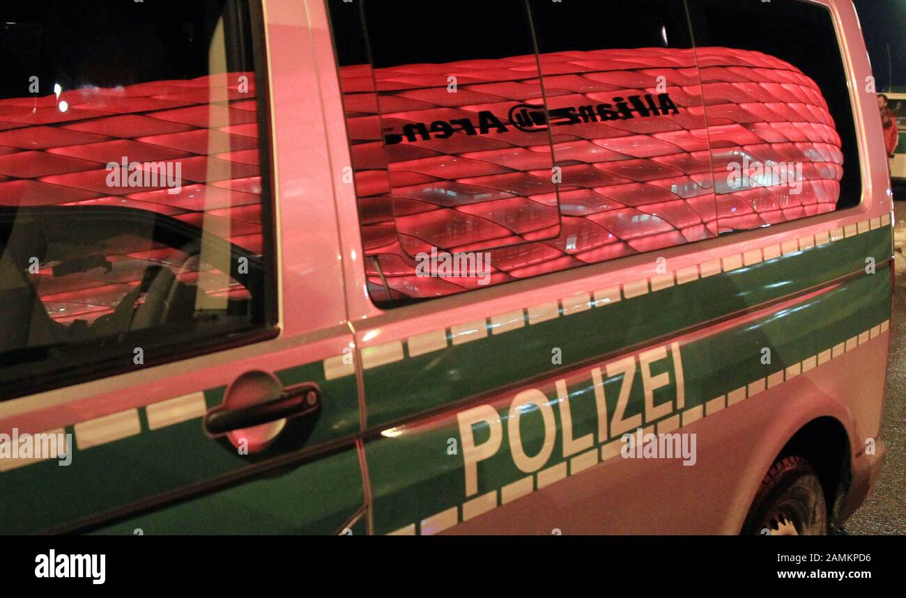 Ligue des Champions de football : FC Bayern Munich - FC Bâle dans l'Allianz-Arena, dans la photo le reflet de l'Allianz-Arena illuminé en rouge dans une voiture de police. [traduction automatique] Banque D'Images