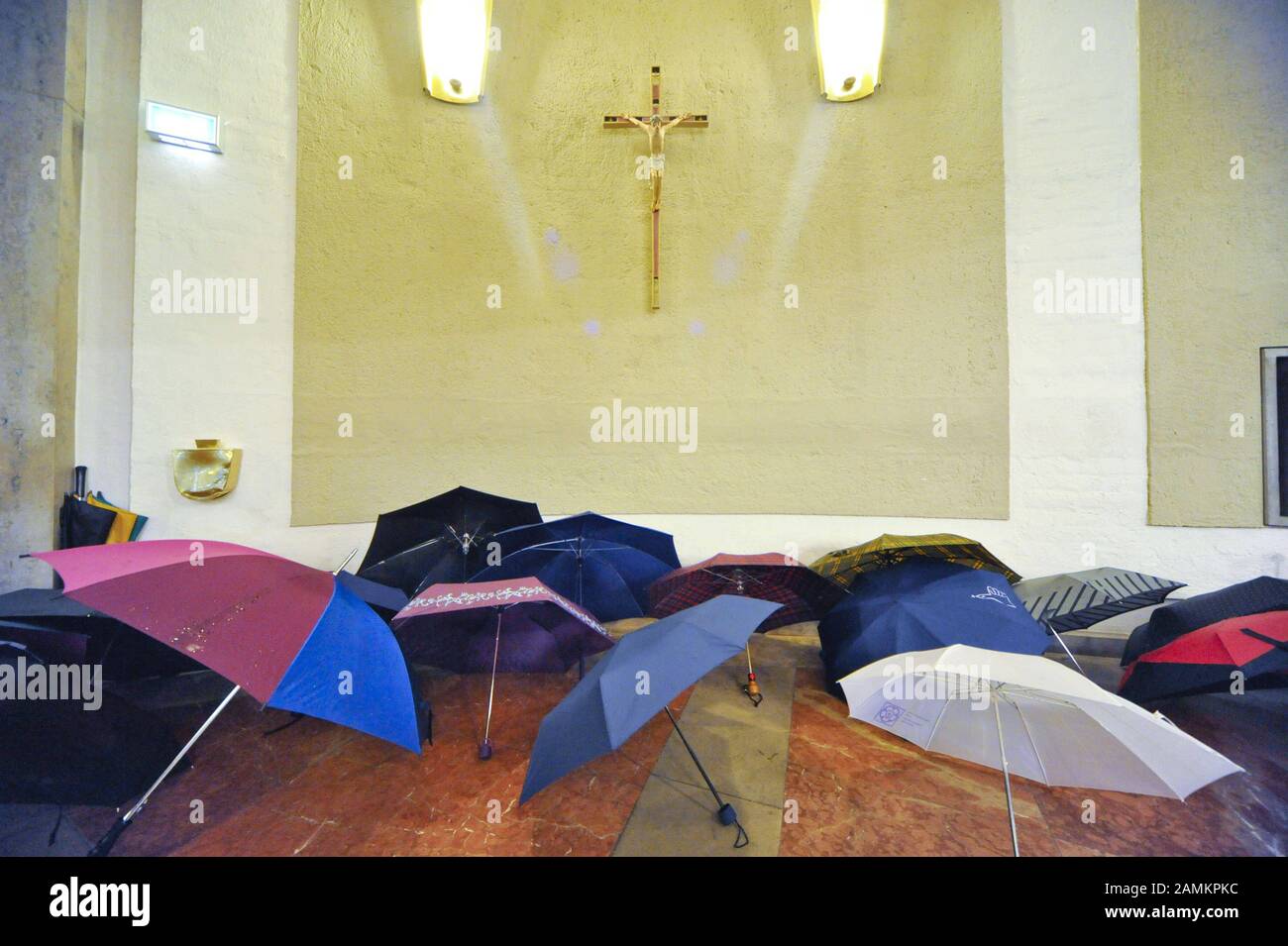 Les membres synodaux élisent le nouvel évêque régional de l'église Saint-Matthieu de Munich. Dans l'image parapluies des membres synodales dans le vestibule de l'église. [traduction automatique] Banque D'Images