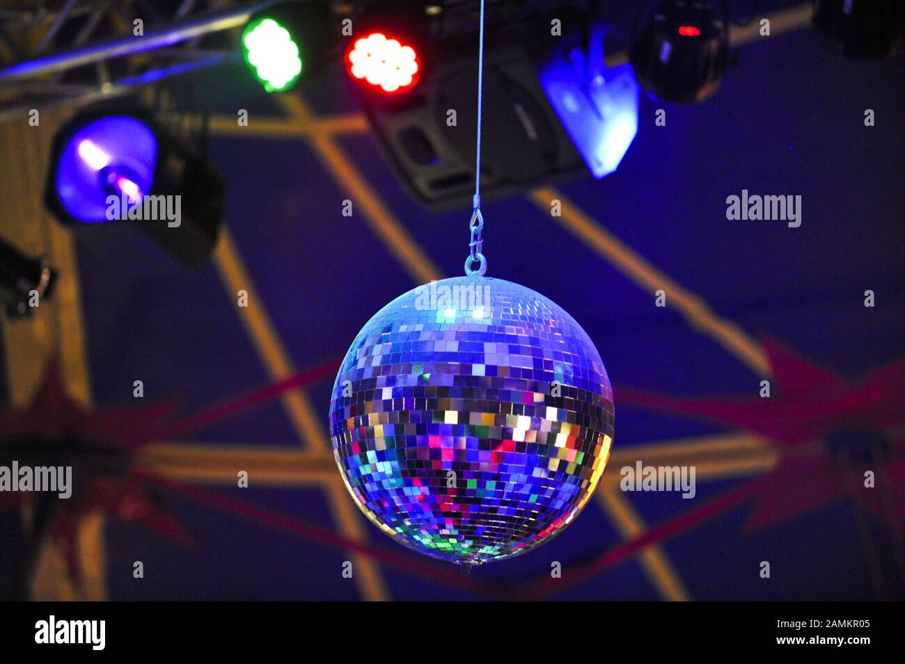 bal disco au festival de rock de la ville ! Le SZ-Jugendseite présente de jeunes groupes de Munich au Tollwood Festival du 30 juin au 3 juillet. [traduction automatique] Banque D'Images