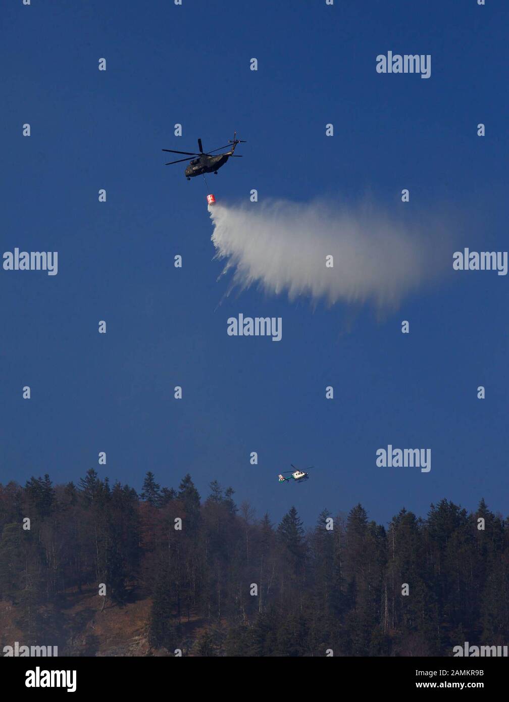 Un hélicoptère de combat contre les incendies de type Sikorsky CH 53 de l'armée décharge l'eau de lutte contre les incendies pour combattre un incendie à Falkenberg au-dessus du réservoir de Sylvenstein. [traduction automatique] Banque D'Images