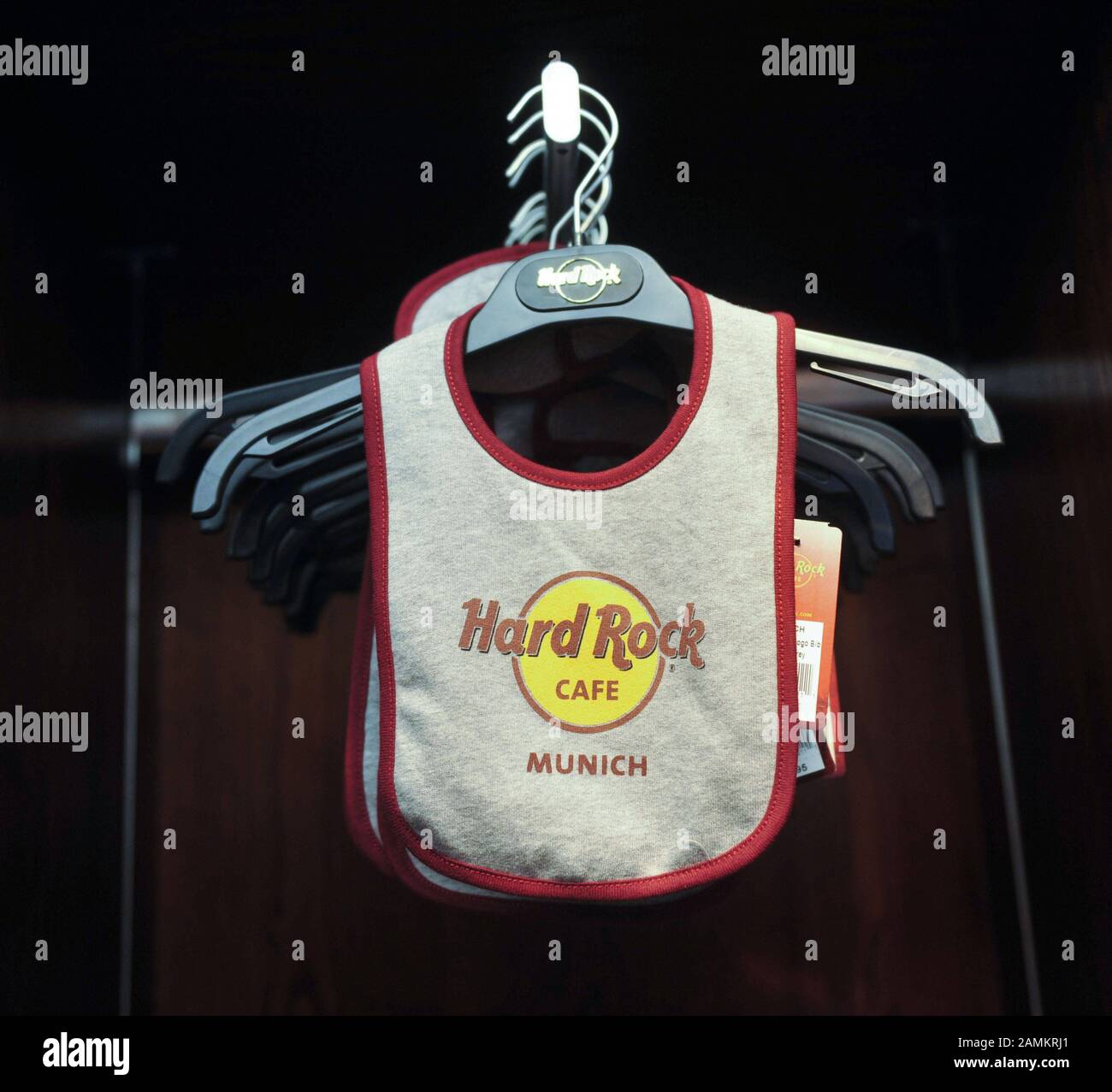 Bavoirs pour les petits dans le magasin de merchandising du 'Hard Rock  Cafe' au Platzl de Munich. [traduction automatique] Photo Stock - Alamy