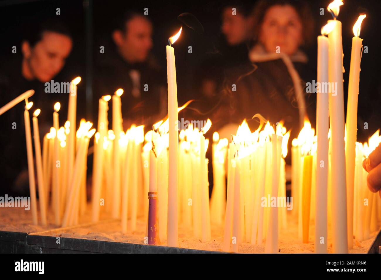 Inflammation de la lumière de Pâques pendant la Pâques orthodoxe grecque dans l'église Des Saints à Schwabing. [traduction automatique] Banque D'Images