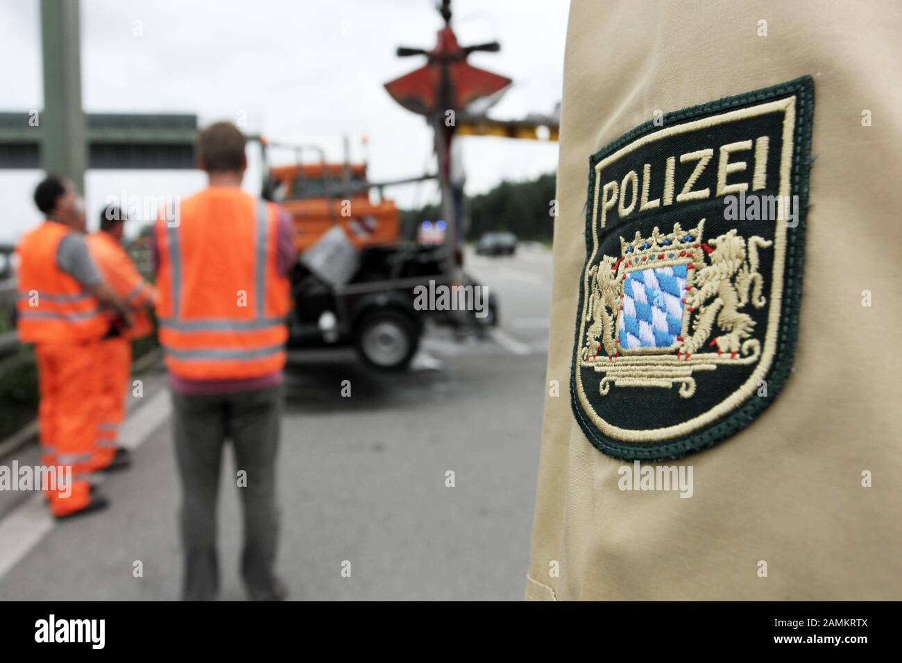 Reportages police de l'autoroute Fürstenfeldbruck: Le chef du département Thomas Totzauer observe la récupération d'une voiture d'accident sur l'autoroute BAB 96 (autoroute Lindau). [traduction automatique] Banque D'Images