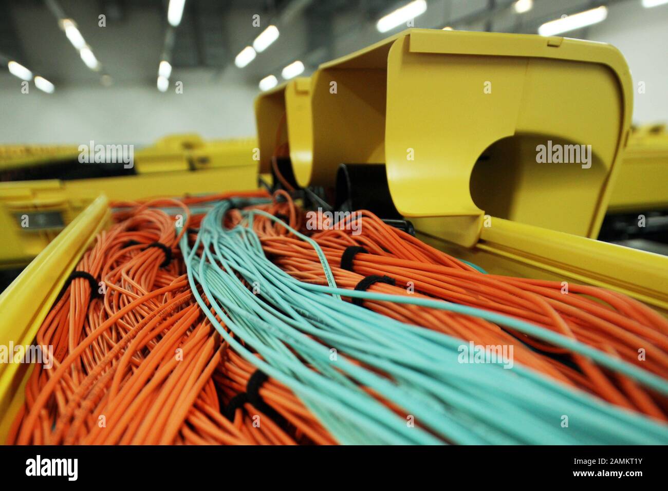 Ordinateur hautes performances SuperMUC au Leibniz Computing Center (LRZ) sur le campus de tu Munich à Garching : ici, câbles à fibres optiques pour Internet. [traduction automatique] Banque D'Images