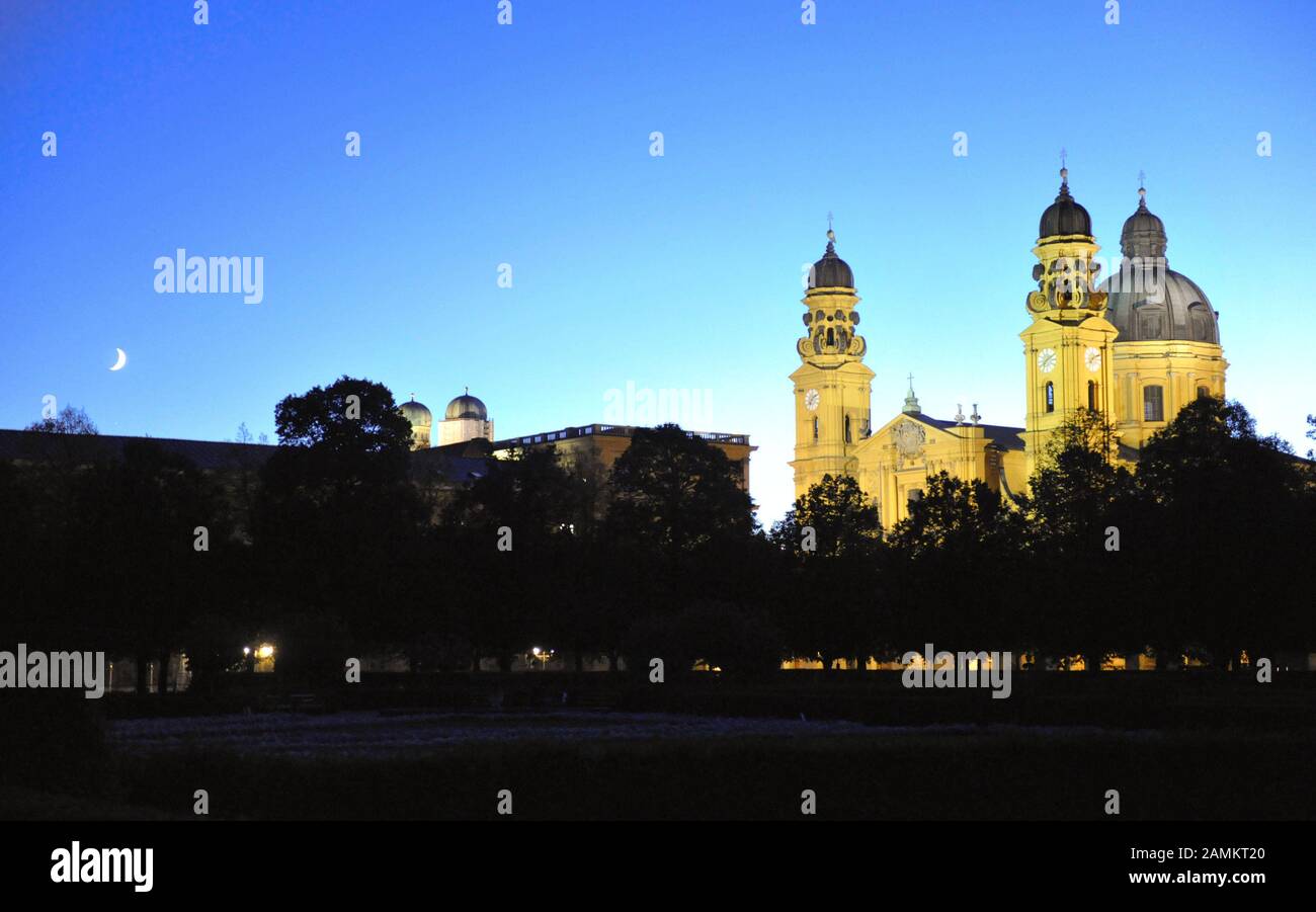 Jardin de la cour la nuit avec vue sur la t. de Theatinerkirche Kajetan' dans le centre de Munich. [traduction automatique] Banque D'Images