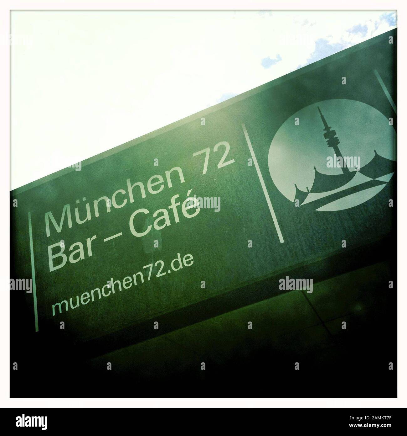 Dans les deux bars 'München 72' (l'un dans la Kohlstrasse, l'autre dans l'Olympiapark), l'époque des Jeux Olympiques de 1972 à Munich revit. La photo montre le lettrage sur le toit du café dans le parc olympique. [traduction automatique] Banque D'Images