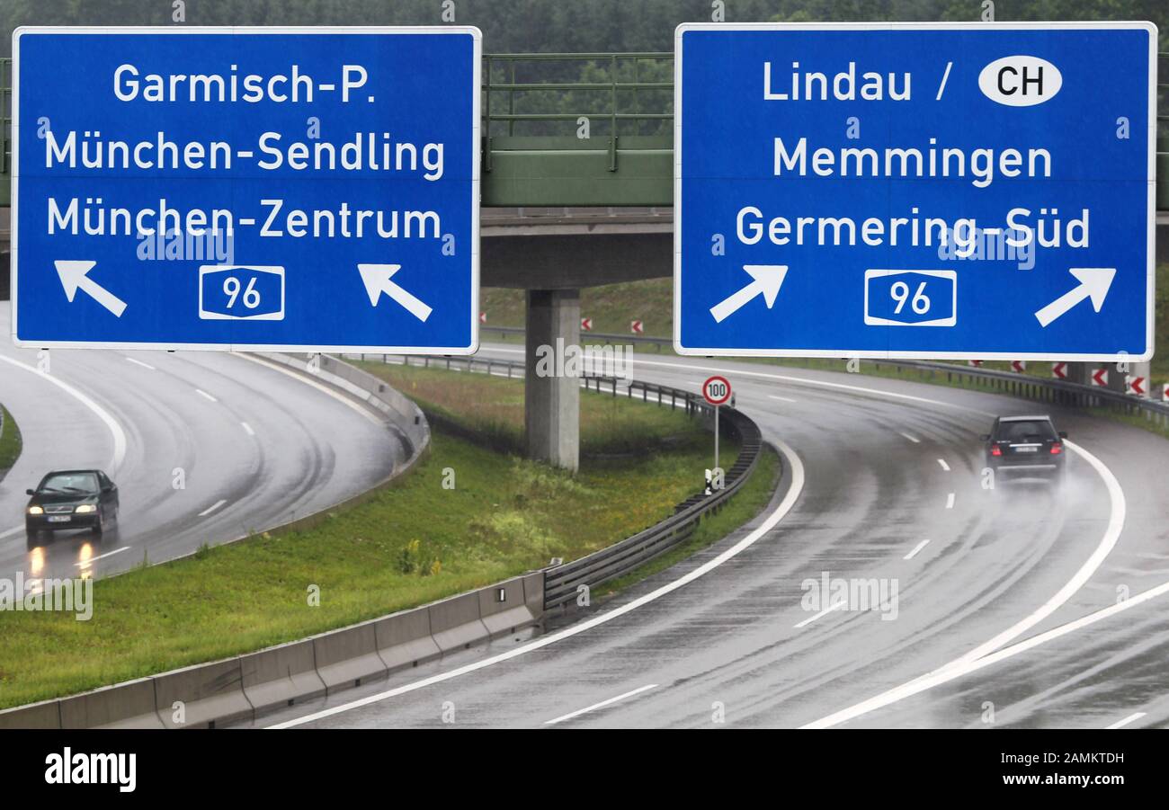 Extrémité de la voie de contournement nord, jonction avec l'A96 à Gut Streiflach. Tournez à gauche vers Garmisch-Partenkirchen ou Munich, à droite vers Lindau / Memmingen. [traduction automatique] Banque D'Images