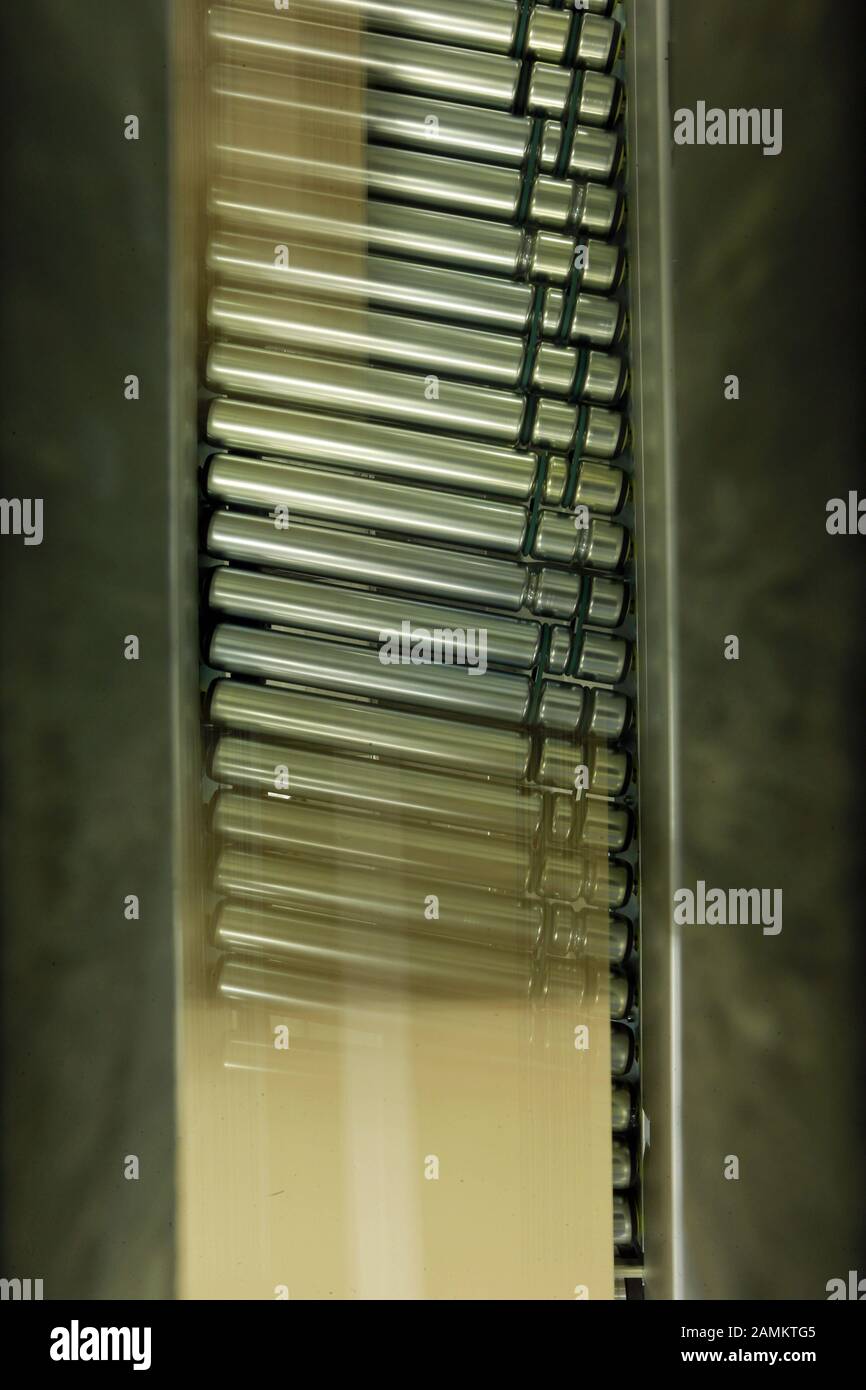 Tapis roulant dans le centre logistique Amazon. [traduction automatique] Banque D'Images