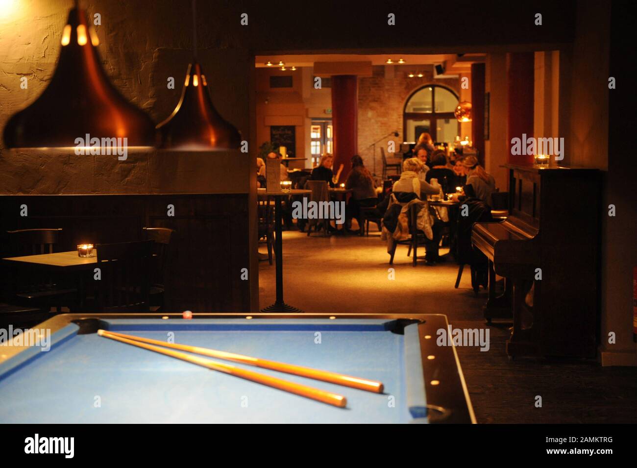 Bar, café et restaurant 'Ellington' à Bergstraße 5 à Giesing: Billard  table. [traduction automatique] Photo Stock - Alamy